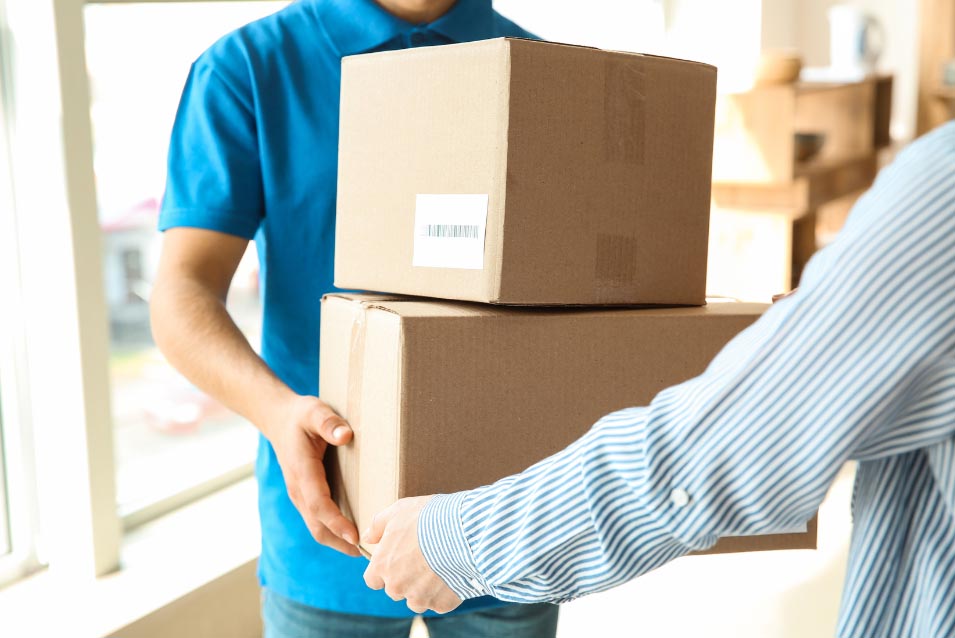 delivery-handing-boxes-to-customer
