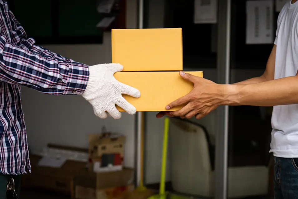 mover-giving-box-to-customer